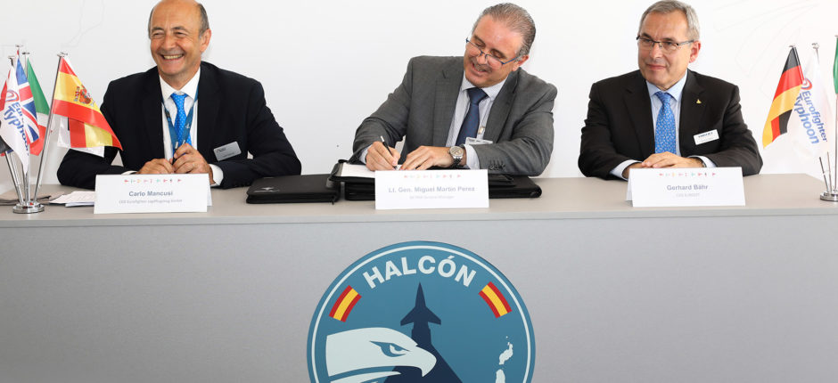 Carlo Mancusi, Eurofighter CEO (left), Lt Gen Miguel Ángel Martín Peréz, General Manager of NETMA (center) and Gerhard Bähr, EUROJET CEO (right) sign the respective contracts for Project Halcón